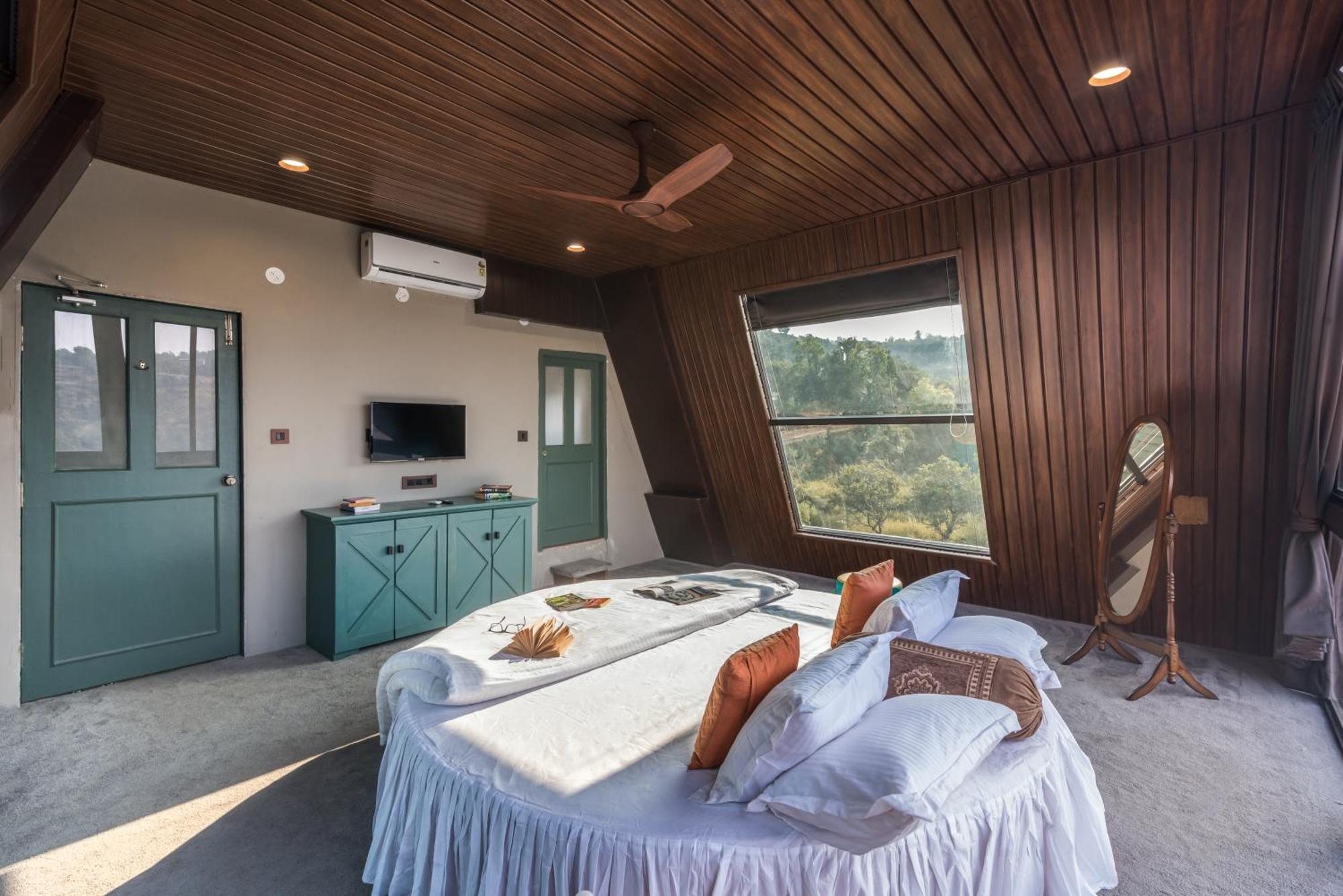 Saffronstays A Vantage, Panchgani - A Pyramid Shaped Unique Luxury Villa With Infinity Valley Views Exterior photo